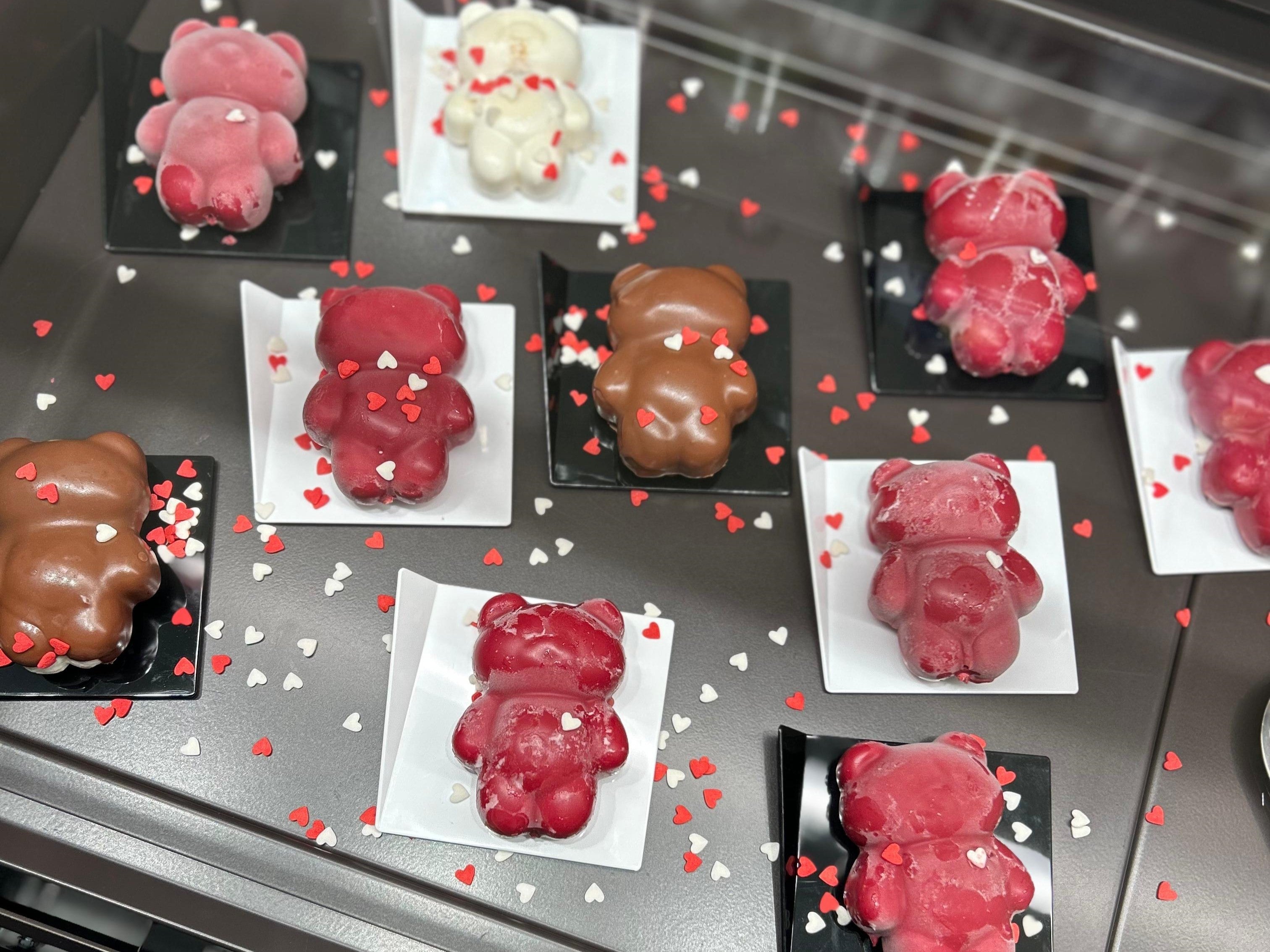 Petits oursons glacés rouge et brun Saint-Valentin. Meilleur dessert glacé de Paris. Meilleur glacier de Paris. Réceptions